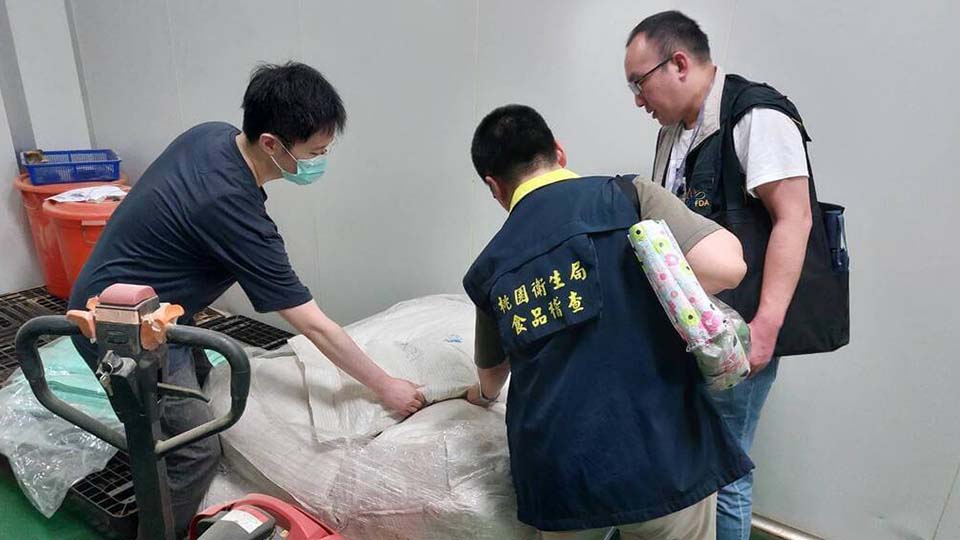 桃園市衛生局前往「綠風公司」位於觀音的製造廠稽查。桃園市衛生局提供